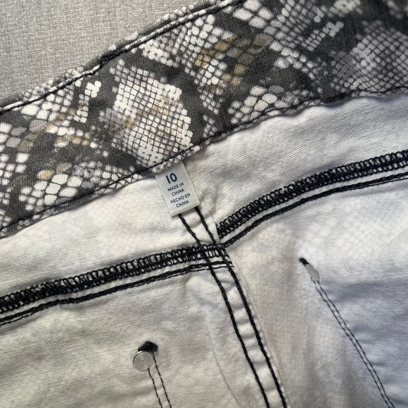 Seven7 Snakeskin Print Stretch 10 Skinny Jeans Grey Black White Denim Indie Rock - Picture 4 of 9